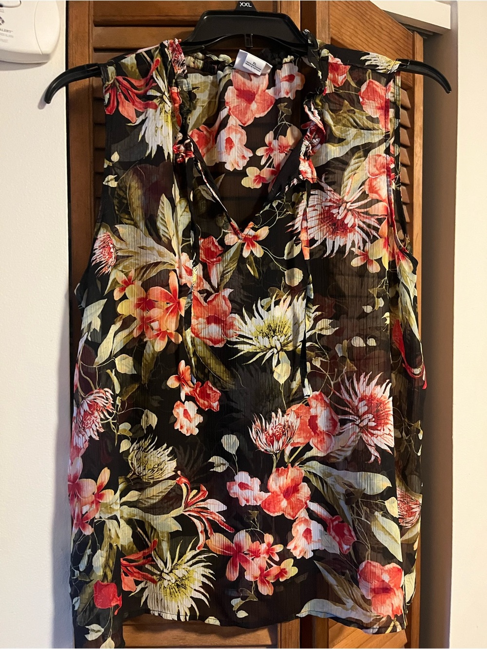 Liz Claiborne Black Floral Sleeveless V-Neck Blouse